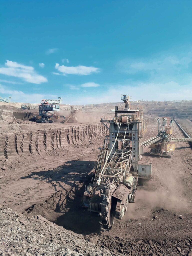 Heavy machinery - sustainable mining - Dassault Systemes 