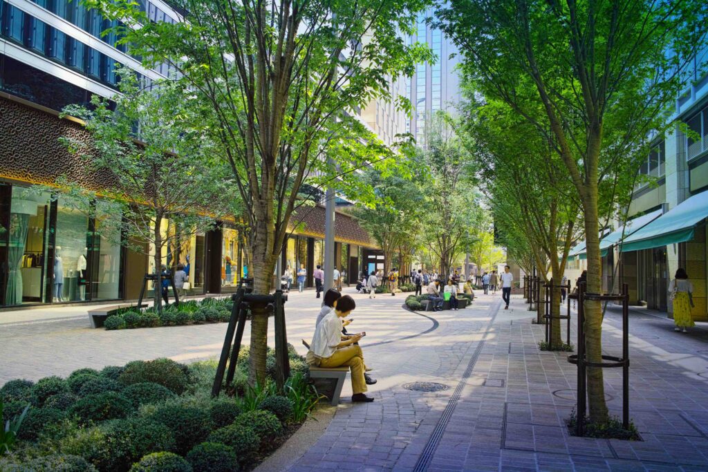 Trees provide shade on a pedestrian walkway - urban sustainability - Dassault Systemes