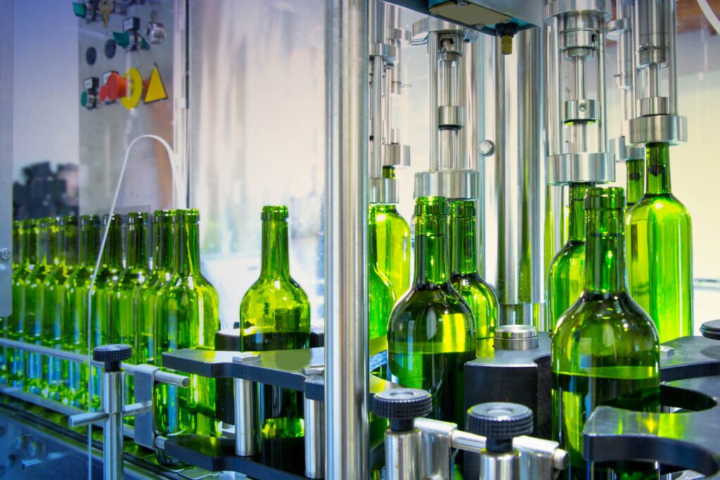 Glass bottles in a factory - Dasasult Systemes - sustainable packaging
