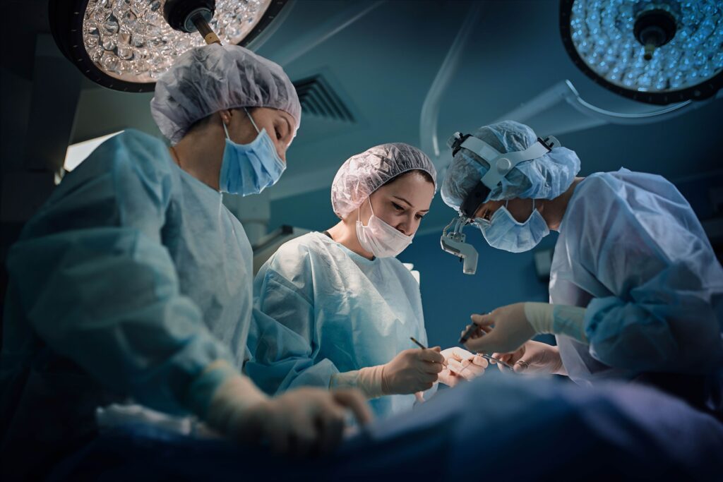Surgeons operating on a patient - precision medicine - Dassault Systèmes blog 