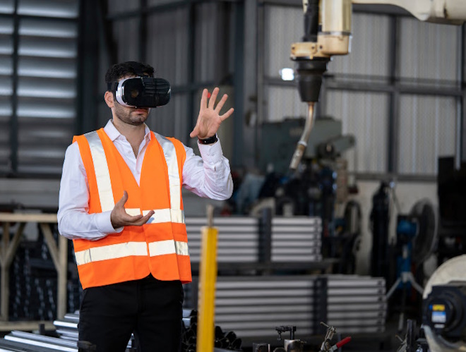 Un ouvrier en fabrication utilisant la réalité virtuelle.