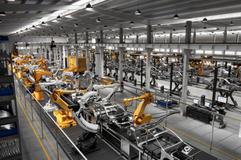 Vue en hauteur des voitures sur la chaîne de production dans l'usine. De nombreux bras robotiques effectuent des soudures sur la carrosserie métallique des voitures dans l'usine de fabrication. Image rendue en 3D.
