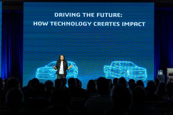 A presenter discusses digital transformation at Ford - 3DEXPERIENCE FORUM - Dassault Systemes blog